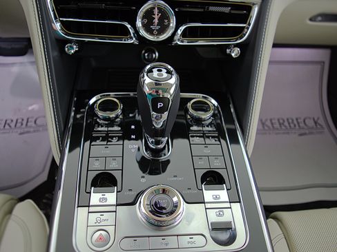 Certified 2023 Bentley Flying Spur Plug-In Hybrid AWD/4WD image 32
