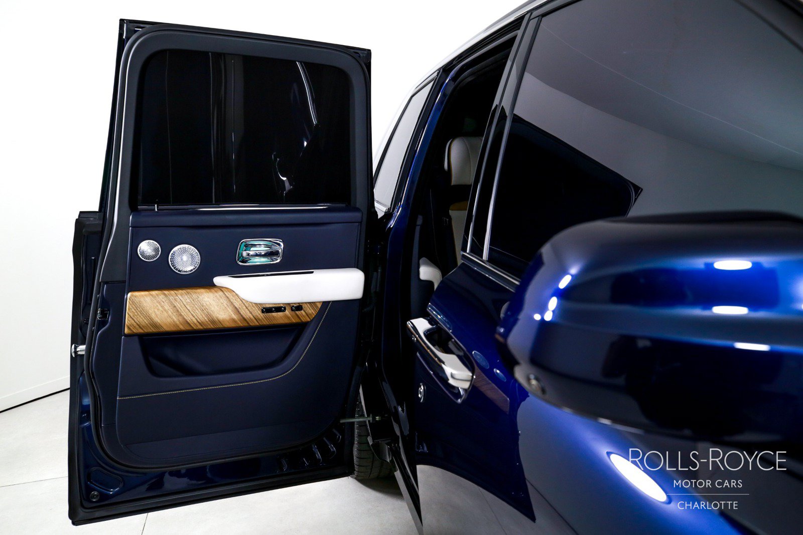 Certified 2025 Rolls-Royce Cullinan AWD/4WD image 31