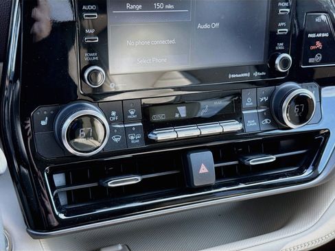 Used 2022 Toyota Highlander XLE FWD image 17