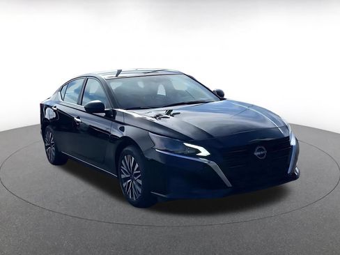 Used 2025 Nissan Altima 2.5 SV FWD image 3