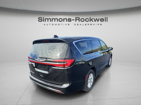 Used 2025 Chrysler Pacifica Select FWD image 5