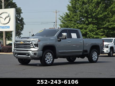 Used 2024 Chevrolet Silverado 2500 High Country w/ Technology Package AWD/4WD image 3