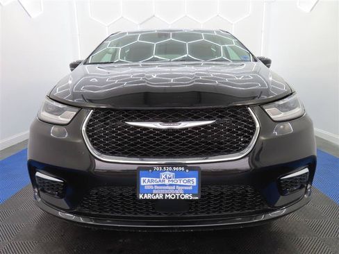 Used 2023 Chrysler Pacifica Touring-L FWD image 2