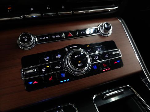 Used 2021 Lincoln Aviator Grand Touring w/ Elements Package Plus image 28