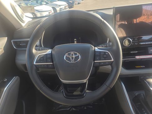 Used 2025 Toyota Highlander Platinum image 23