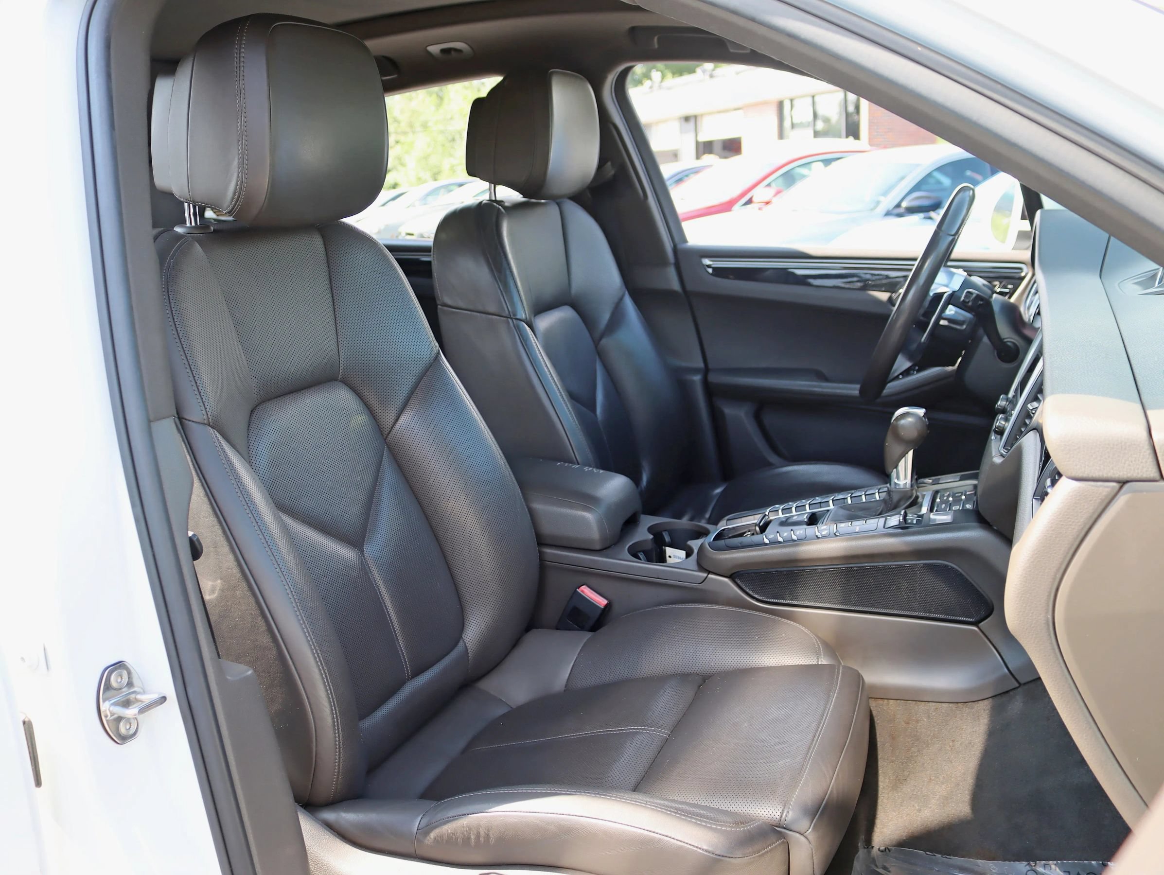 Used 2018 Porsche Macan Sport Edition AWD/4WD image 27
