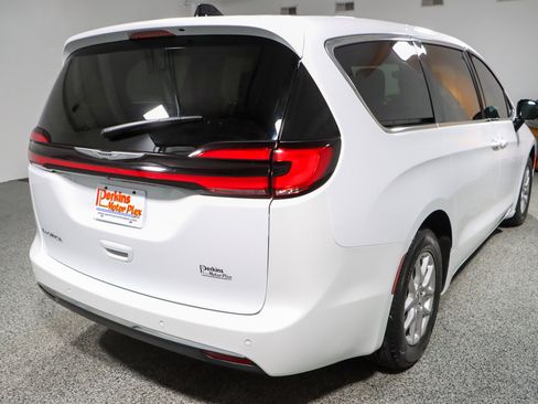 Used 2024 Chrysler Pacifica Touring-L FWD image 7