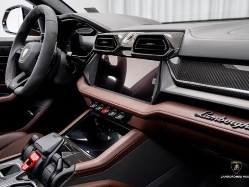 Used 2025 Lamborghini Urus SE image 46