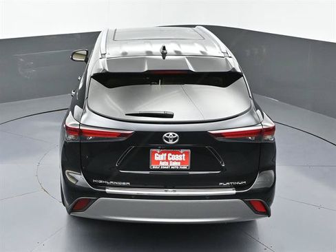 Certified 2024 Toyota Highlander Platinum FWD image 44