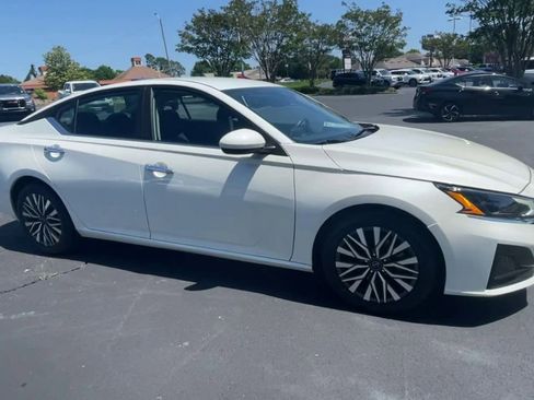Used 2023 Nissan Altima 2.5 SV FWD image 2