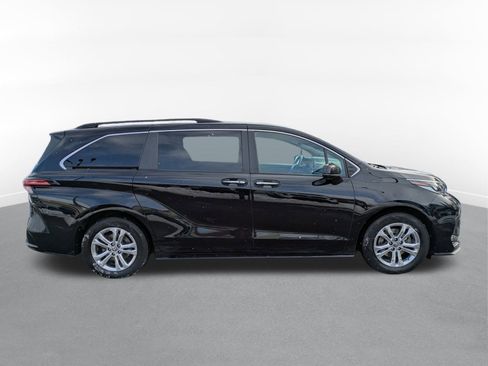 Used 2022 Toyota Sienna XSE image 2