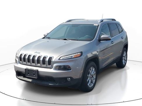 Used 2016 Jeep Cherokee Latitude w/ Comfort & Convenience Group AWD/4WD image 2