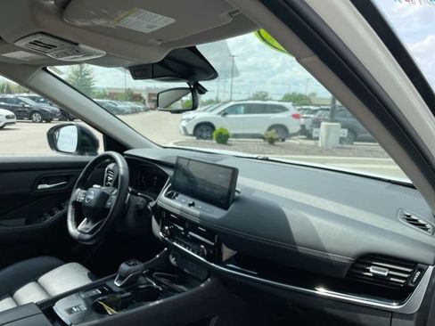 Used 2025 Nissan Rogue SL w/ Tech Package image 19