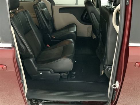 Used 2019 Dodge Grand Caravan SXT image 19