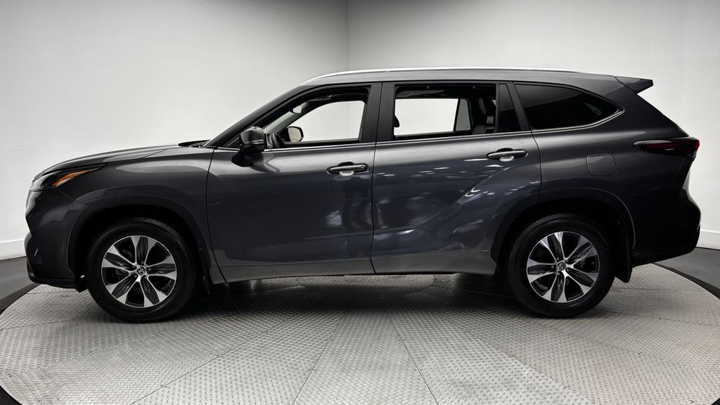 Used 2024 Toyota Highlander XLE AWD/4WD image 4