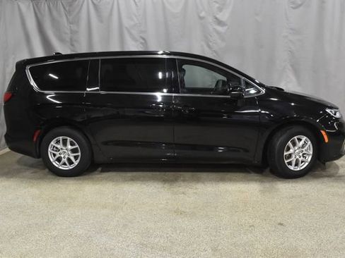 Certified 2025 Chrysler Pacifica Select image 3