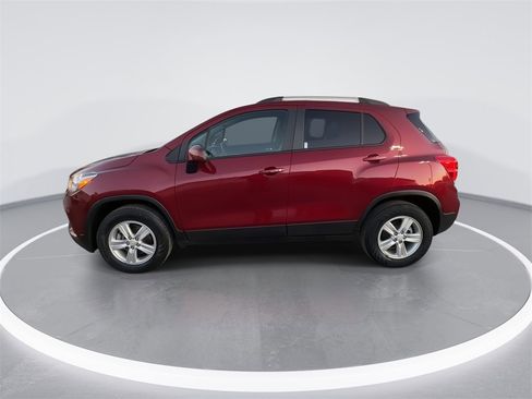 Used 2022 Chevrolet Trax LT w/ LT Convenience Package image 5