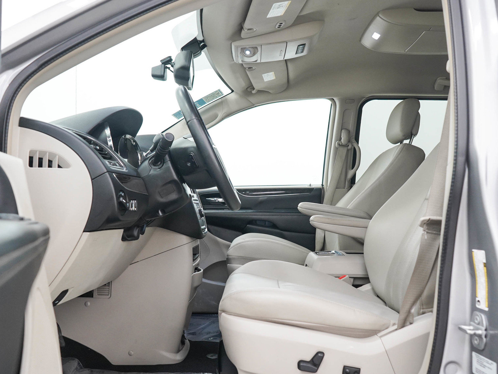 Used 2016 Chrysler Town & Country Touring-L w/ Driver Convenience Group FWD image 25