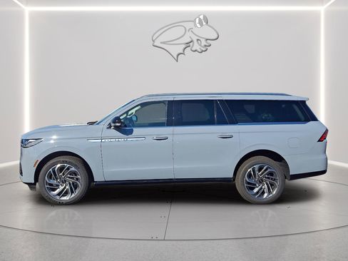 New 2025 Lincoln Navigator L Reserve image 2