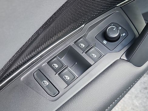 New 2026 Volkswagen Tiguan SE image 7