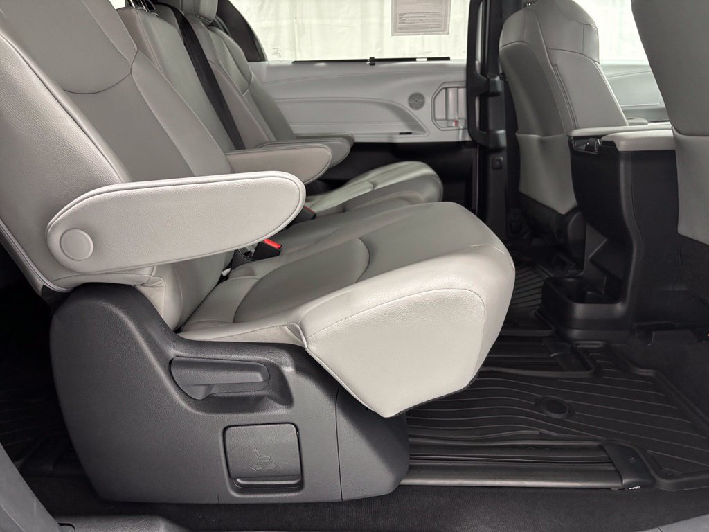 Used 2026 Toyota Sienna XLE FWD image 56