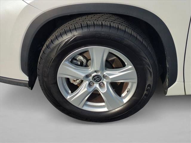 Used 2025 Toyota Highlander LE FWD image 24