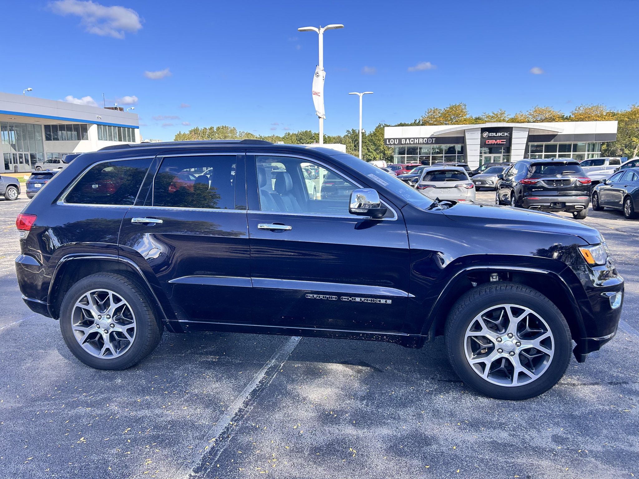Used 2019 Jeep Grand Cherokee Overland AWD/4WD image 4