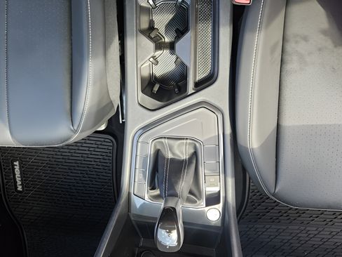 Used 2023 Volkswagen Tiguan SE w/ Panoramic Sunroof Package FWD image 20