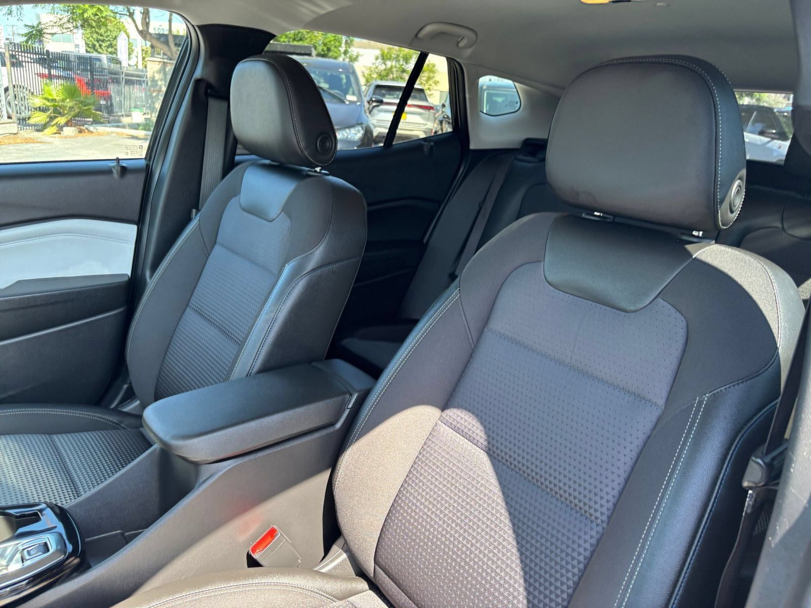 Used 2025 Chevrolet Trax LT FWD image 36