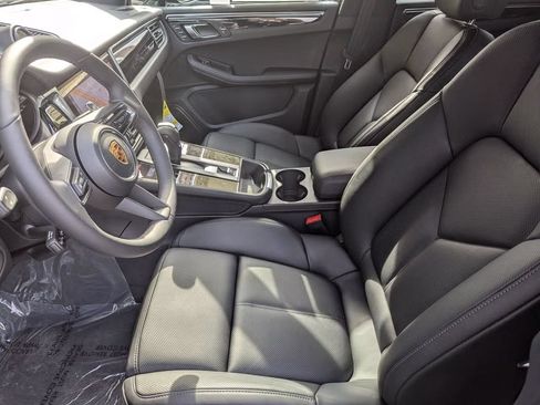 Certified 2026 Porsche Macan AWD/4WD image 5