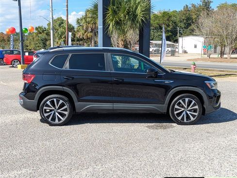 Certified 2022 Volkswagen Taos SE w/ Panoramic Sunroof Package image 8