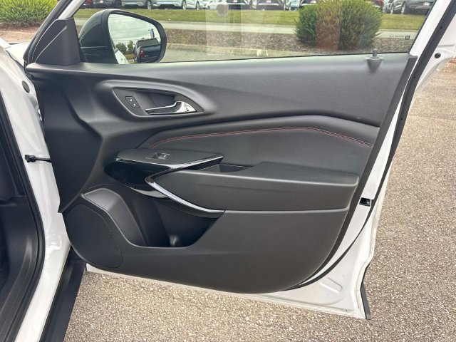 Used 2025 Chevrolet Trax RS w/ Sunroof Package FWD image 14