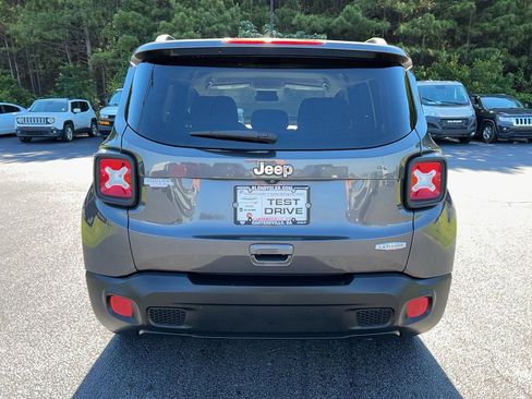 Used 2018 Jeep Renegade Latitude FWD image 5