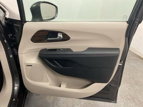 Used 2021 Chrysler Pacifica Limited w/ Uconnect Theater Family Group image 29