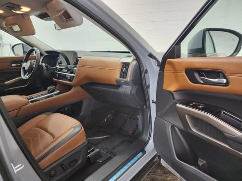 Used 2025 Nissan Pathfinder Platinum AWD/4WD image 37