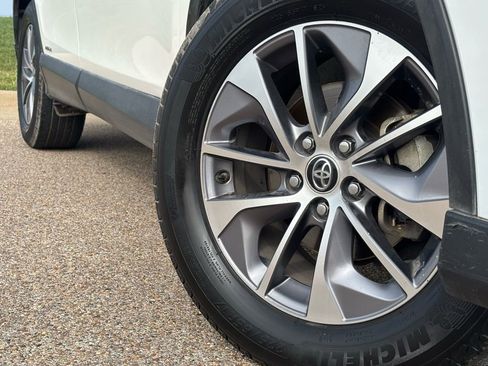 Used 2018 Toyota RAV4 XLE w/ Convenience Package image 2