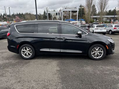 Used 2017 Chrysler Pacifica Limited w/ Advanced Safetytec Group