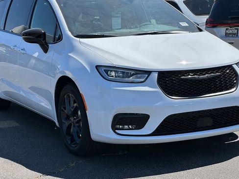 New 2026 Chrysler Pacifica Select image 11