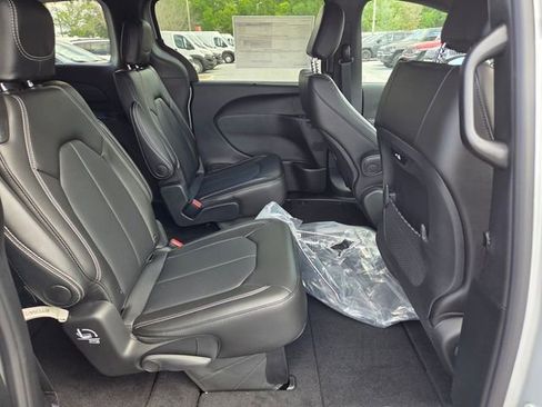 New 2026 Chrysler Pacifica Select image 14