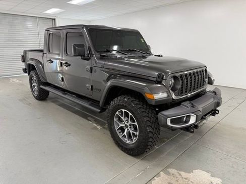 Used 2024 Jeep Gladiator Sport image 3