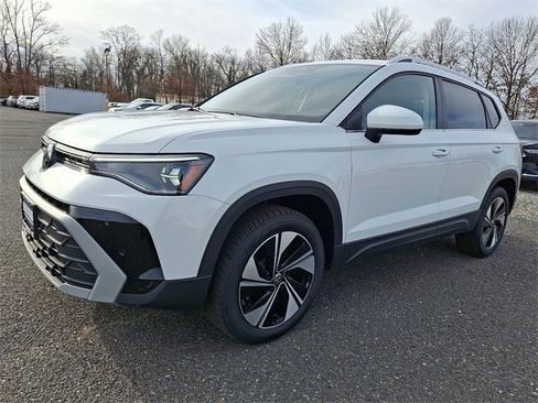New 2026 Volkswagen Taos SE image 2