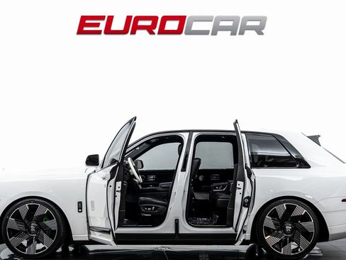 Used 2020 Rolls-Royce Cullinan Black Badge image 3