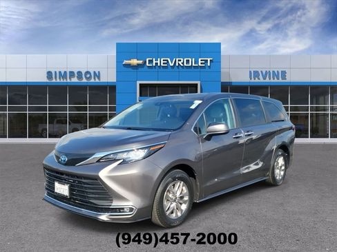 Used 2022 Toyota Sienna XLE image 4