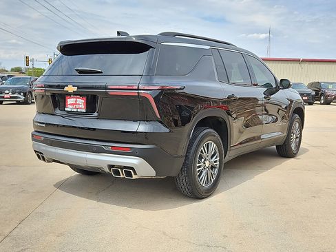 Used 2025 Chevrolet Traverse LT FWD image 3