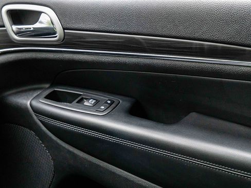 Used 2022 Jeep Grand Cherokee Limited image 16