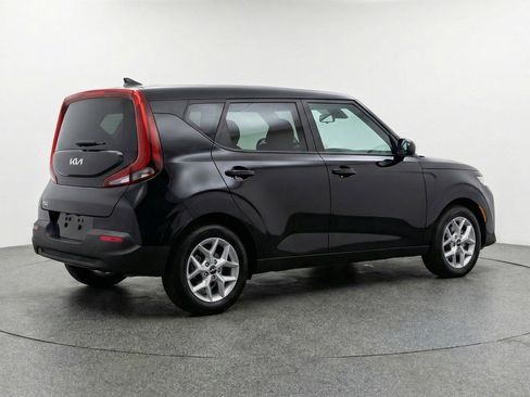 Used 2025 Kia Soul LX w/ LX Technology Package FWD image 9