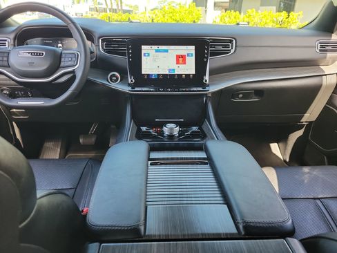 Used 2024 Jeep Wagoneer Series III AWD/4WD image 16