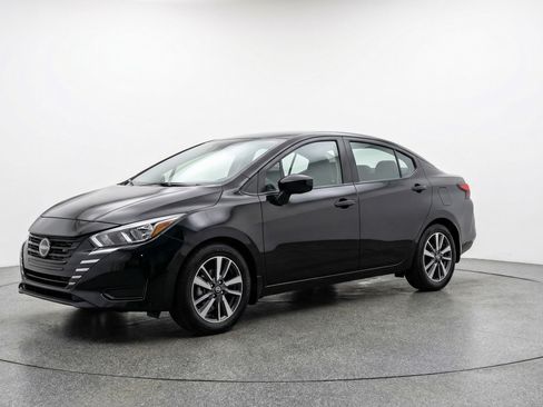 Used 2025 Nissan Versa SV image 3