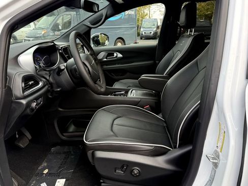 New 2026 Chrysler Pacifica Limited w/ S Appearance Package image 11