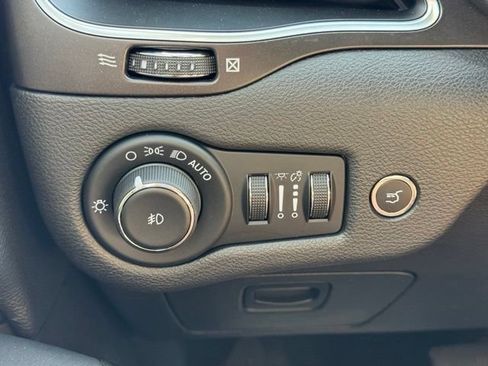 Used 2020 Jeep Cherokee Trailhawk w/ Comfort/Convenience Group AWD/4WD image 33